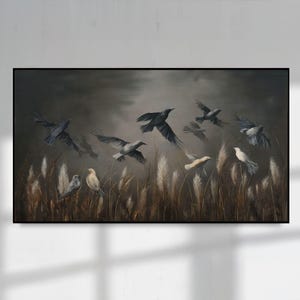 Puede incluir: Pintura enmarcada que representa una bandada de pájaros en vuelo sobre hierbas altas y secas. Las aves son de varios tonos de gris y blanco, sobre un cielo oscuro y melancólico. La obra de arte es un paisaje con temática natural.
