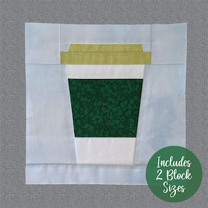 Pode incluir: Um padrão de bloco de colcha para uma xícara de café, com um design verde e branco e o texto "Inclui 2 tamanhos de blocos".