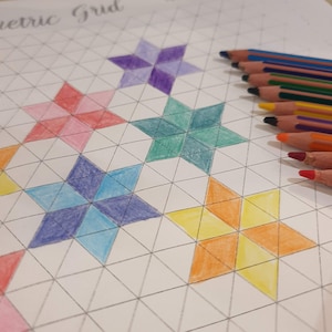Puede incluir: Una hoja de papel blanca con un patrón de cuadrícula y las palabras "Geometric Grid" escritas en la parte superior. Seis estrellas de seis puntas están dibujadas en la cuadrícula, cada una coloreada en un tono diferente de morado, rosa, turquesa, azul, naranja y amarillo.
