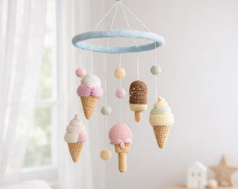 Móbile de crochê em formato de casquinha de sorvete em tons pastel suaves para quartos infantis modernos, detalhe escandinavo para berçário.
