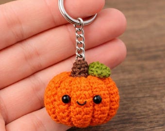 Llavero de calabaza de ganchillo hecho a mano: bonito amuleto de Halloween, accesorio otoñal de amigurumi, pequeño amuleto de calabaza de peluche para bolso.