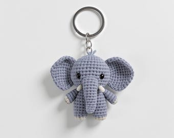 Llavero de elefante gris de ganchillo hecho a mano - Amuleto para bolso amigurumi con orejas caídas inspirado en un elefante tailandés