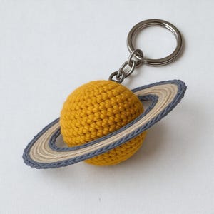 Porte-clés Saturne au crochet - Amigurumi petite planète fait main, cadeau pour amoureux de l'espace, porte-clés en fil, accessoire astronome mignon