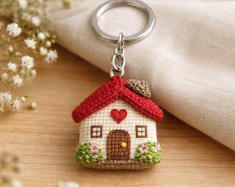 Home Sweet Home Miniature Crochet House Keyring – Unique Family-Inspired Gift for Housewarming or New Home