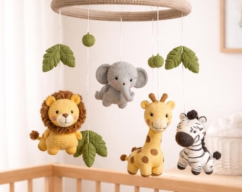 Colgador de animales de la sabana con figuras de león y jirafa tejidas a mano a crochet: detalles decorativos en tonos tierra para una cuna inspirada en la vida salvaje.