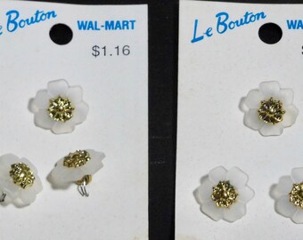 6 Vintage Decorative White Flower Shank Buttons on Cards Le Bouton 1055