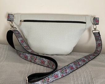 sac banane matière simili cuir couleur gris clair avec bandoulière réglable