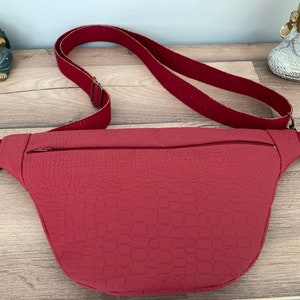 Sac Banane L en simili cuir rouge avec sangle réglable à l'épaule image 3