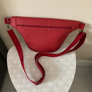 Sac Banane L en simili cuir rouge avec sangle réglable à l'épaule image 2