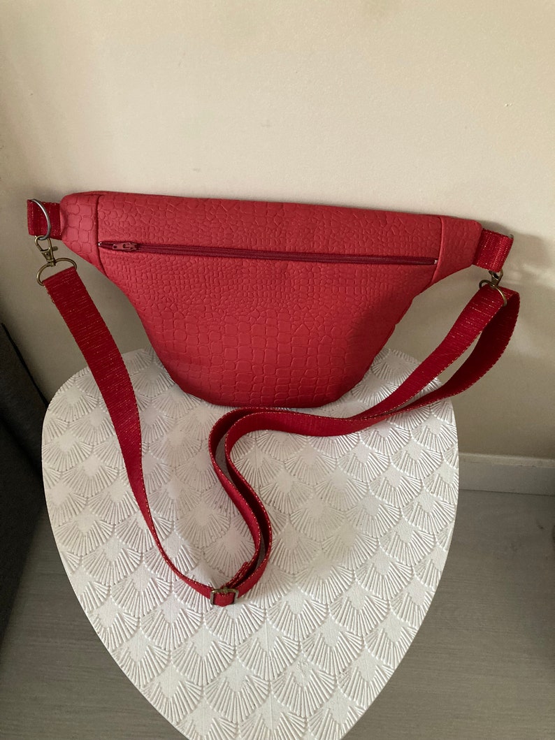 Sac Banane L en simili cuir rouge avec sangle réglable à l'épaule image 2