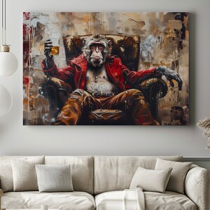 Könnte beinhalten: Ein Gemälde eines Affen, der eine rote Lederjacke und eine braune Hose trägt und in einem Ledersessel mit einem Glas Whisky in der Hand sitzt.