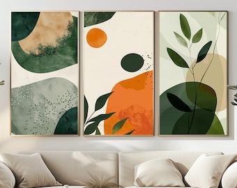 Può includere: Set di tre stampe artistiche astratte incorniciate. Ogni stampa presenta una cornice dorata e un design unico con forme organiche nei toni del verde, arancione e beige. L'opera d'arte include elementi botanici e sfondi strutturati.