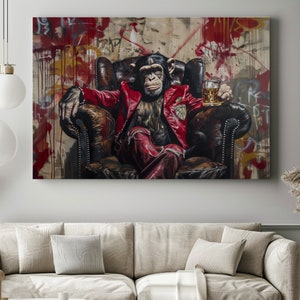Puede incluir: Un chimpancé con una chaqueta roja y pantalones rojos se sienta en un sillón de cuero. El chimpancé sostiene un vaso de líquido ámbar. El fondo es una pared texturizada con salpicaduras de pintura roja, amarilla y marrón.