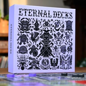 Puede incluir: Un juego de tres tazas de cerámica con un acabado moteado y mate. Las tazas son de color crema, gris claro y gris oscuro. Cada taza tiene un diseño simple y minimalista y un asa redondeada.