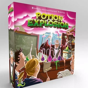 Peut inclure: Boîte de jeu de société "Potion Explosion" avec une illustration colorée. La boîte présente un design de nuages roses et blancs, avec le titre du jeu en vert et jaune. L'illustration représente une scène de laboratoire avec des scientifiques et des potions bouillonnantes.