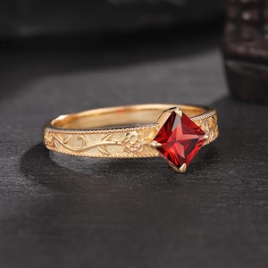 ヴィンテージプリンセスカットルビーの婚約指輪、繊細なガーデンウェディングリング、彼女へのカスタム誕生花リング、手作りのアニバーサリーリングセット