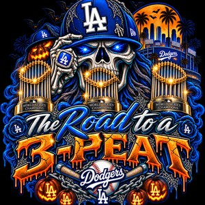 Pode incluir: Uma ilustração gráfica com um esqueleto usando um boné dos Los Angeles Dodgers, olhos azuis brilhantes e um anel de campeão. Inclui três troféus da World Series, abóboras, tacos de beisebol e o texto The Road to a 3-PEAT Dodgers.