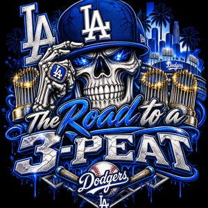 Puede incluir: Una ilustración gráfica que muestra una calavera con una gorra de béisbol azul de los Los Angeles Dodgers, ojos azules brillantes, un anillo de campeonato y dos trofeos. El texto dice The Road to a 3-PEAT y Dodgers, con una pelota y bates.