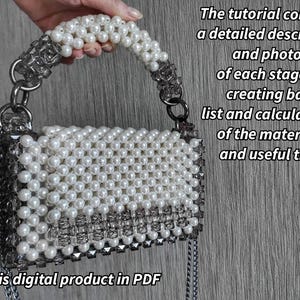 Könnte beinhalten: Eine weiße Perlenhandtasche mit einem silbernen Kettenriemen. Die Tasche ist ein digitales Produkt im PDF-Format und beinhaltet ein Tutorial mit detaillierten Anweisungen, Fotos, einer Materialliste und Tipps.