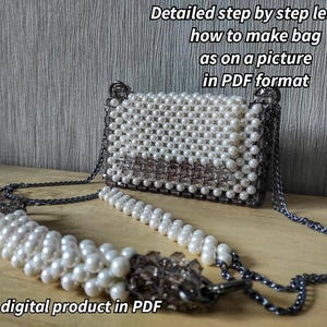Könnte beinhalten: Eine weiße Perlenhandtasche mit einem silbernen Kettenriemen. Die Tasche besteht aus kleinen weißen Perlen und hat eine rechteckige Form. Der Kettenriemen ist mit silbernen Verschlüssen an der Tasche befestigt. Die Tasche liegt auf einer Holzoberfläche. "This is digital product in PDF" steht unter der Tasche.