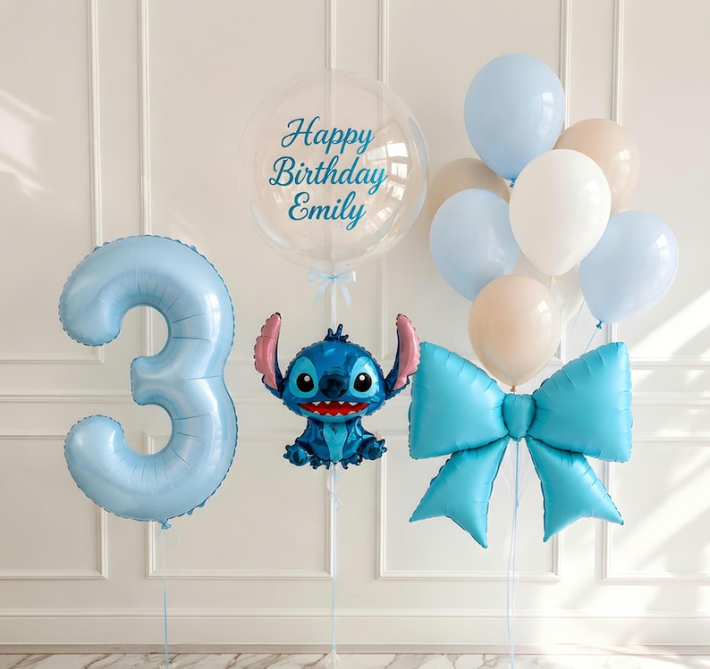 K&ouml;nnte beinhalten: Ein Ballonarrangement mit einer gro&szlig;en hellblauen Zahl Drei, einem transparenten Bubble-Ballon mit dem Text Happy Birthday Emily, einem blauen Stitch-Folienballon, einem gro&szlig;en blauen Schleifenballon und einer Gruppe hellblauer, wei&szlig;er und beiger Ballons.