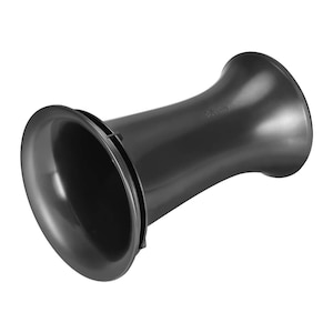 Puede incluir: Trompeta de altavoz de plástico negro con una abertura acampanada en un extremo y una abertura más pequeña en el otro extremo.