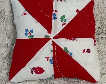 Cojín acolchado con diseño de molinillo reciclado, patchwork de chenilla vintage, estilo rústico chic en rojo, blanco y azul.