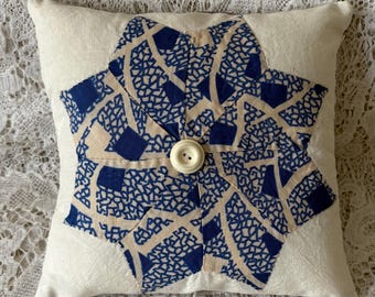 Cojín cuadrado vintage con diseño de estrella, de algodón con rayas azules y beige, con detalle de botones (6,5" x 7,5").