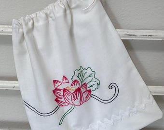 Bolsa con cordón, mantel de algodón blanco vintage reciclado, bordado verde rosa, bolsa de lencería de viaje, 11x12, estilo rústico chic, neceser,