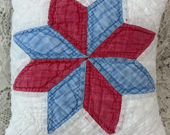 Cojín con diseño de estrella reciclado, patchwork de chenilla vintage, estilo rústico chic en rojo, blanco y azul.