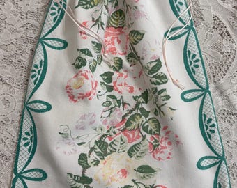 Bolsa con cordón, pieza de mesa de algodón reciclado, bolsa de lencería de viaje, 15x18, estilo rústico chic, bolsa para proyectos, rosas verdes y rosas
