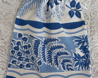 Bolsa con cordón, mantel de algodón grueso azul y blanco vintage reciclado, bolsa de lencería de viaje, 11x12, estilo rústico chic, neceser, bolsa para proyectos