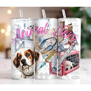 Könnte beinhalten: Drei weiße Edelstahlbecher mit Deckel und Strohhalmen. Jeder Becher zeigt ein anderes Tier- und Veterinär-Design. Der erste Becher zeigt einen braunen und weißen Hund, der einen Schandkegel trägt. Der zweite Becher zeigt ein Stethoskop, eine Spritze und eine Katze. Der dritte Becher zeigt eine Katze, einen Käfig und eine Spritze. Die Becher sind alle mit einem weißen Hintergrund und schwarzen Umrissen verziert.