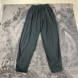Könnte beinhalten: Schwarze, lockere Hose mit einem Kordelzugbund. Die Hose ist aus einem weichen, bequemen Stoff.