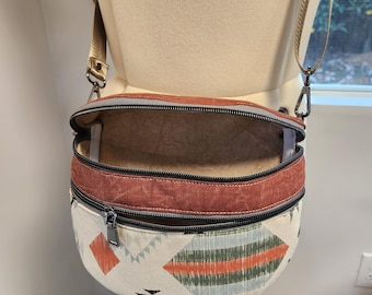 Riñonera o bandolera hecha a mano - Diseño geométrico discreto