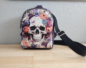 Bolso bandolera gótico floral hecho a mano: bandolera con estampado de calaveras