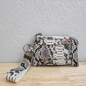 Cartera con cordón y estampado de piel de serpiente de colores: pequeña, elegante y funcional