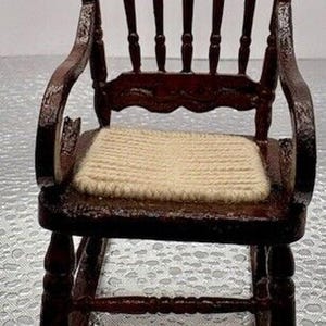 Sedia a dondolo vintage per casa delle bambole con seduta intrecciata in legno di mogano