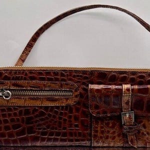 Cartera de mano de piel de vacuno de grano completo en color marrón ciruela