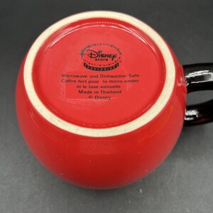 Pu&ograve; includere: Tazza in ceramica rossa con manico nero. Il fondo della tazza presenta il logo Disney Store e il testo che indica che &egrave; adatta al microonde e alla lavastoviglie. Prodotto in Thailandia.