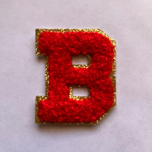 Letras de chenilla autoadhesivas y termoadhesivas, de color rojo con borde dorado, de fácil aplicación, con borde dorado y letras rojas