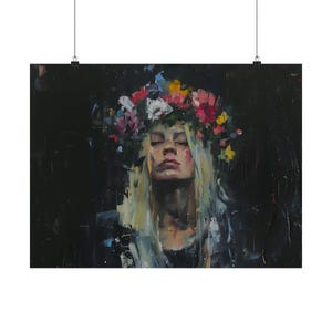 Op de afbeelding: Een olieverfschilderij op doek met een portret van een persoon met lang blond haar en een kleurrijke bloemenkrans. Het onderwerp is geplaatst tegen een donkere, getextureerde zwarte achtergrond met zichtbare penseelstreken en verfspatten.