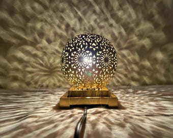 Marokkanische Stehlampe, Boho-Stehlampe, Messing-Stehleuchte, Hohe marokkanische Lampe, Handgefertigte Stehlampe, Durchbrochene Metalllampe, Orientalische Stehlampe