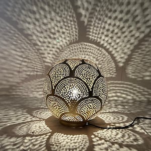 Lámpara de pie esférica de cobre bohemio hecha a mano: lámpara de pie única de cobre macizo con altura ajustable y brillo bohemio.