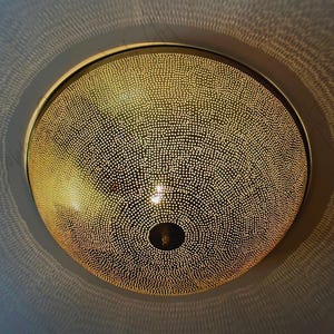 Marokkanische handgefertigte Messing-Deckenleuchte, ein Meisterwerk mit exquisiten Lichtgravuren, marokkanische Deckenleuchten, handgefertigte Deckenleuchte