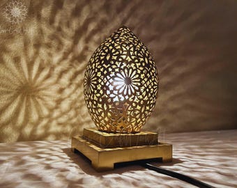 Marokkanische Stehlampe, hohe Boho-Lampe, Stehleuchte aus durchbrochenem Metall, handgefertigte marokkanische Leuchte, orientalische Stehlaterne, Stehlampe aus Messing