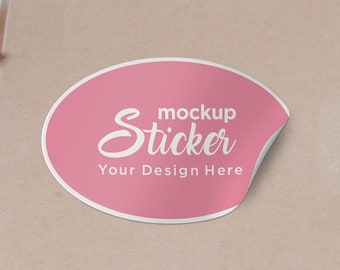 Könnte beinhalten: Ein rosa ovaler Aufkleber mit weißem Rand und dem Text "mockup sticker" und "Your Design Here" in Weiß.
