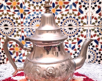 Théière marocaine vintage : élégance artisanale des années 50