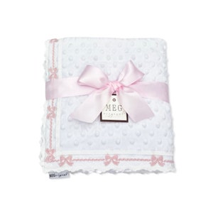 Manta de lunares Minky para bebé niña, color blanco, con delicado lazo rosa en el borde. También se puede personalizar con nombre o iniciales.