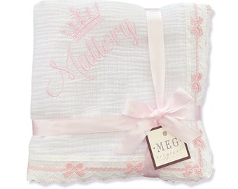 Manta de niña Princess Crown Heirloom {Blanco y rosa} Manta de algodón con delicado acabado de lazo rosa con nombre